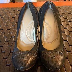 Vintage Chanel logo pumps